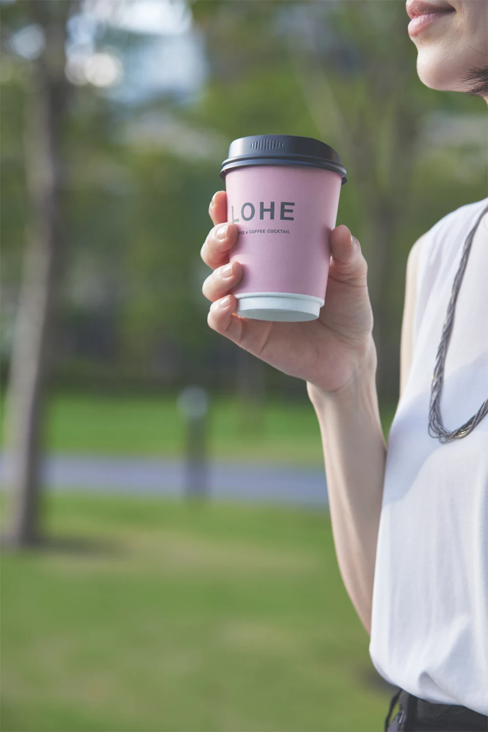 コーヒーを持つ女性