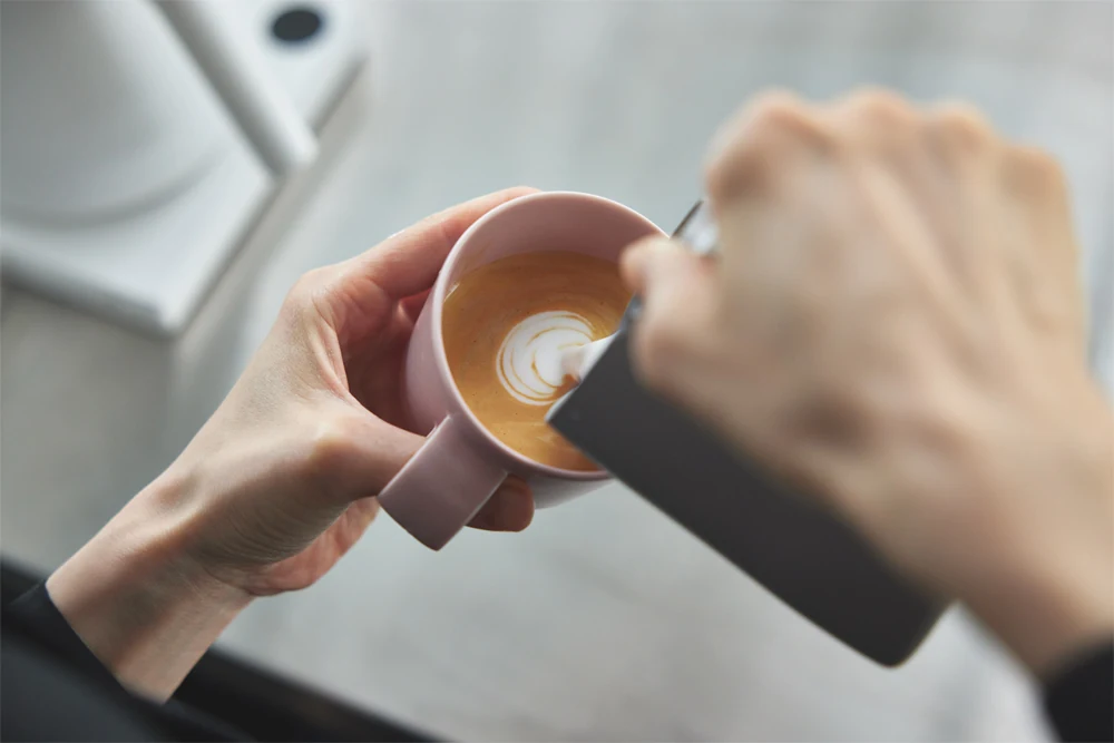 カフェラテを入れている様子