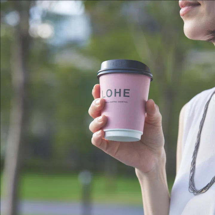 コーヒーを持つ女性