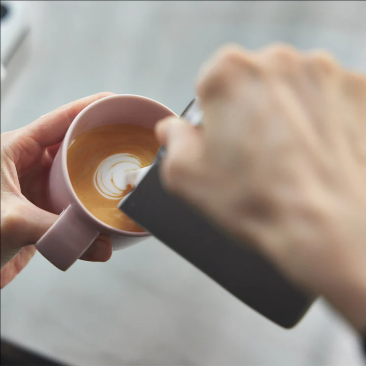 カフェラテを入れている様子